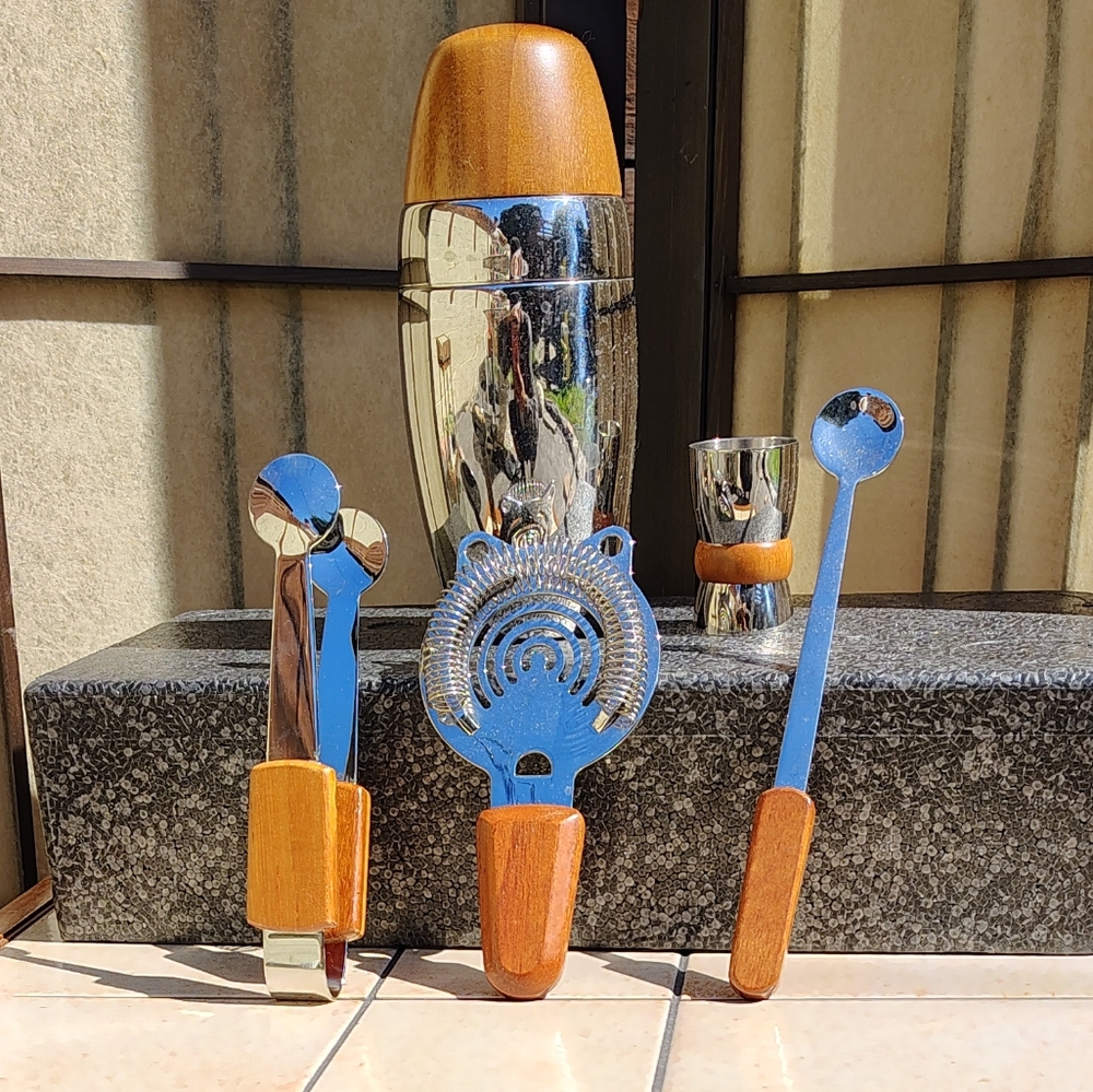 Cocktail Shaker and Extras